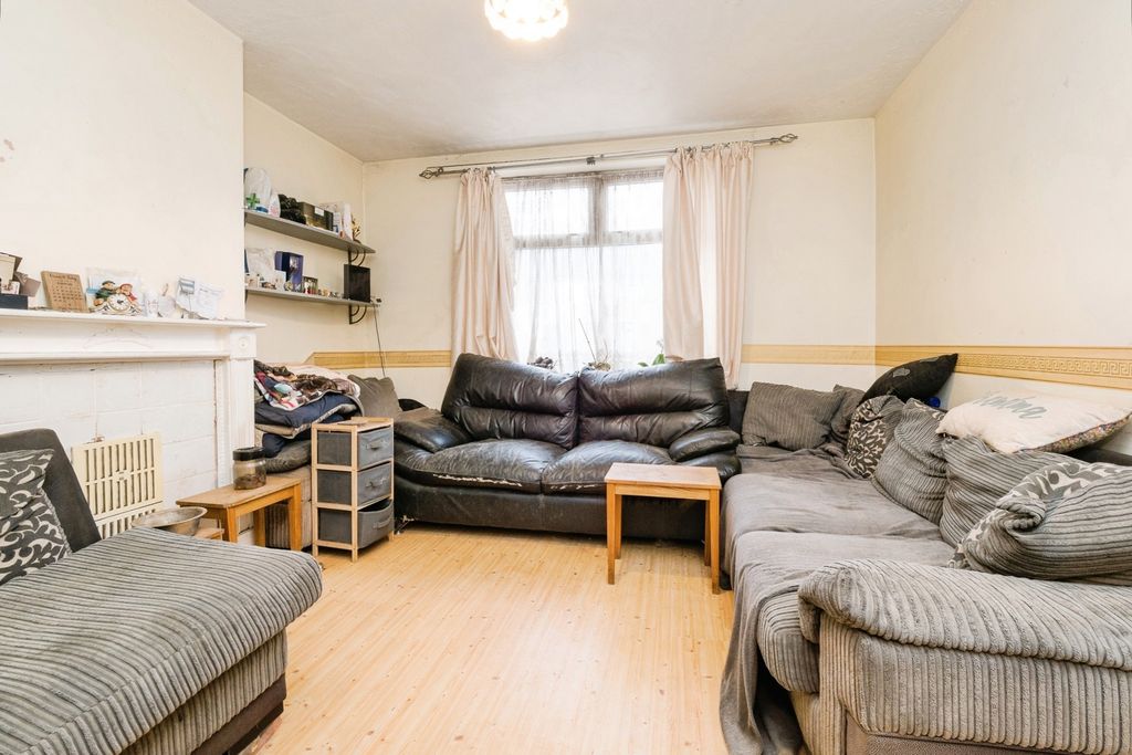 Property photo 2 of 21 Lounge