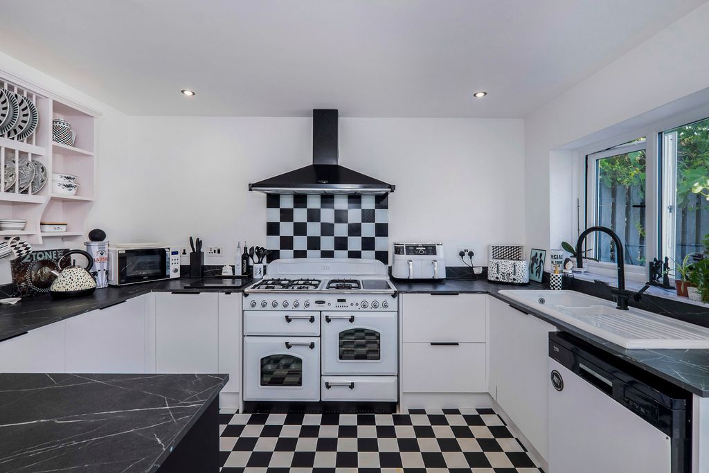 Property photo 2 of 20 Pbox-Img.Jpg