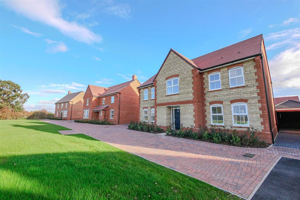 Property photo 2 of 18 Approach