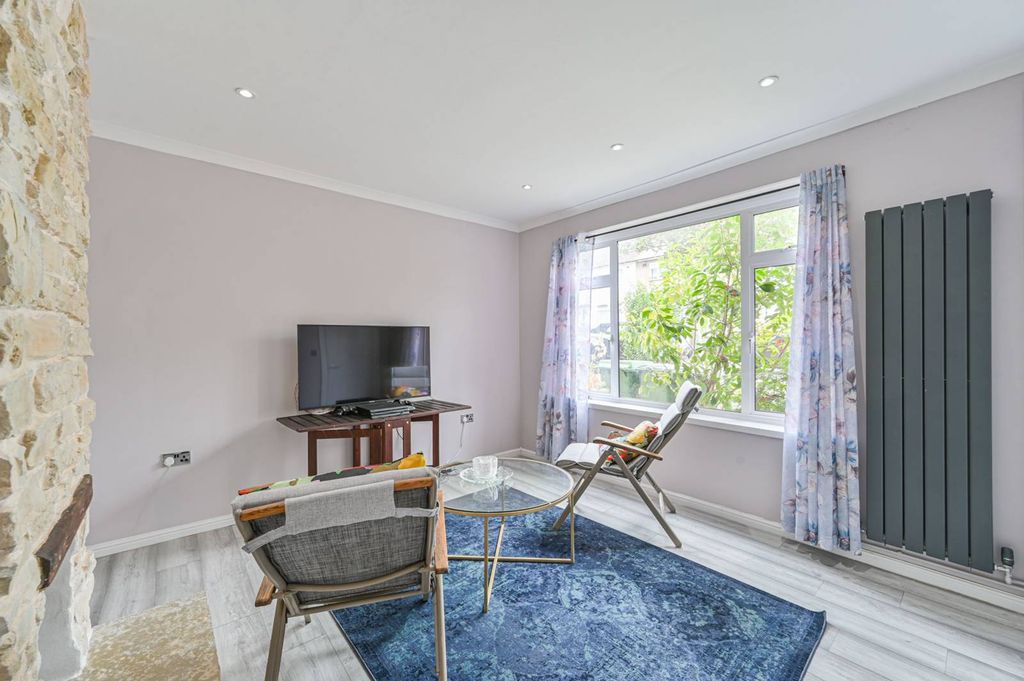Property photo 1 of 32