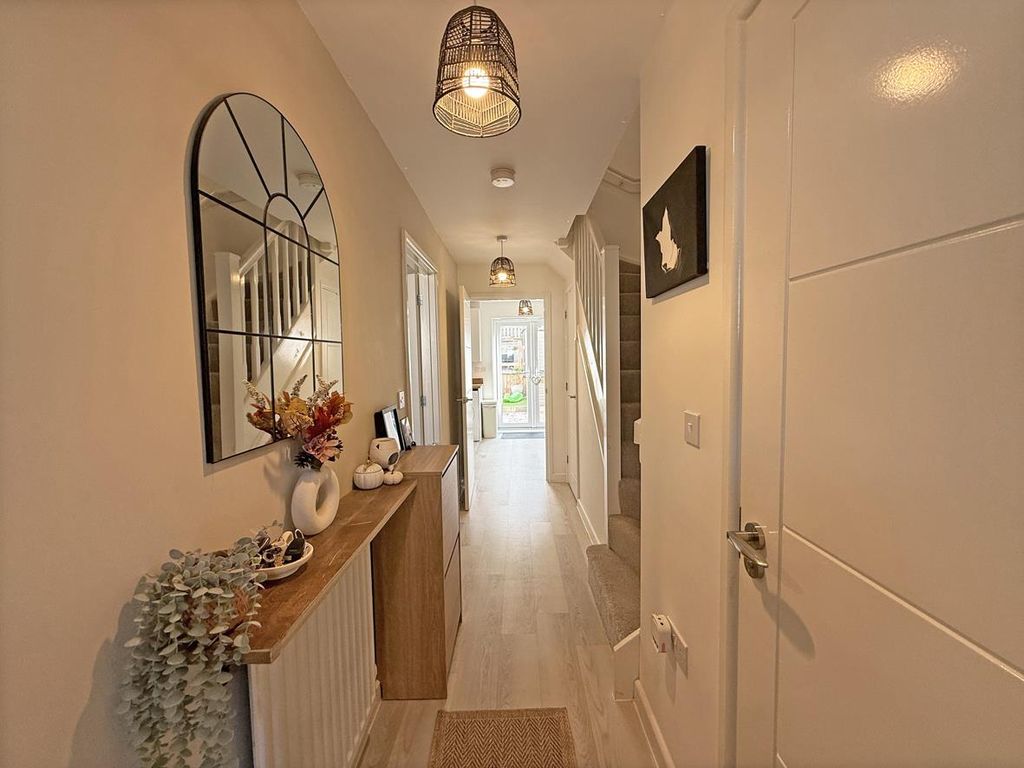 Property photo 3 of 17 Rosedown Avenue 16 - Entrance Hall.Jpg