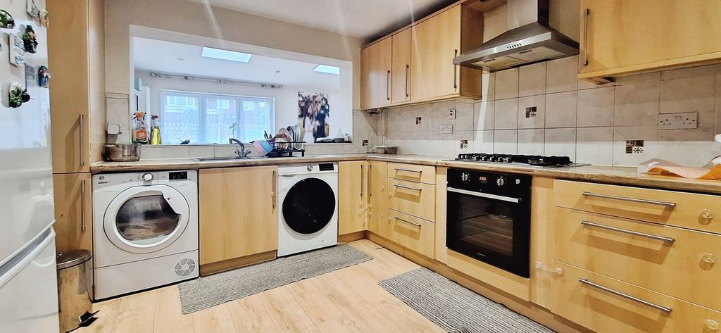 Property photo 3 of 10 Kitchen
