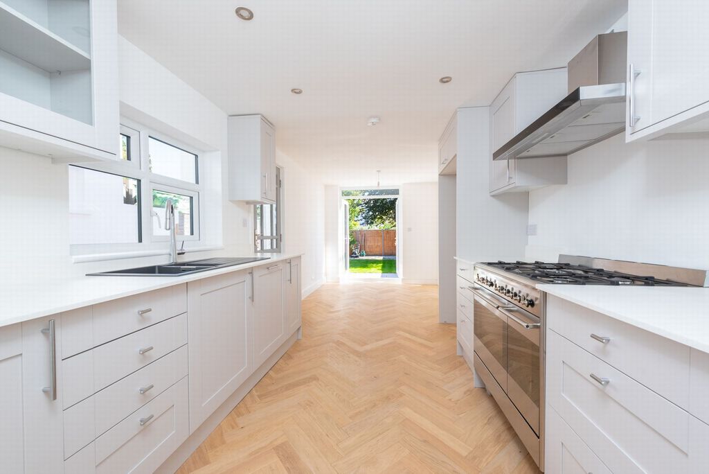 Property photo 3 of 19 Kitchen