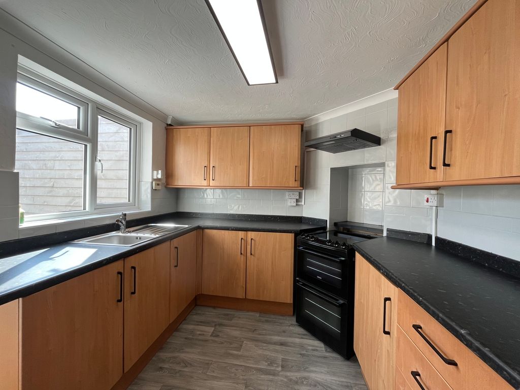 Property photo 3 of 8 Kitchen
