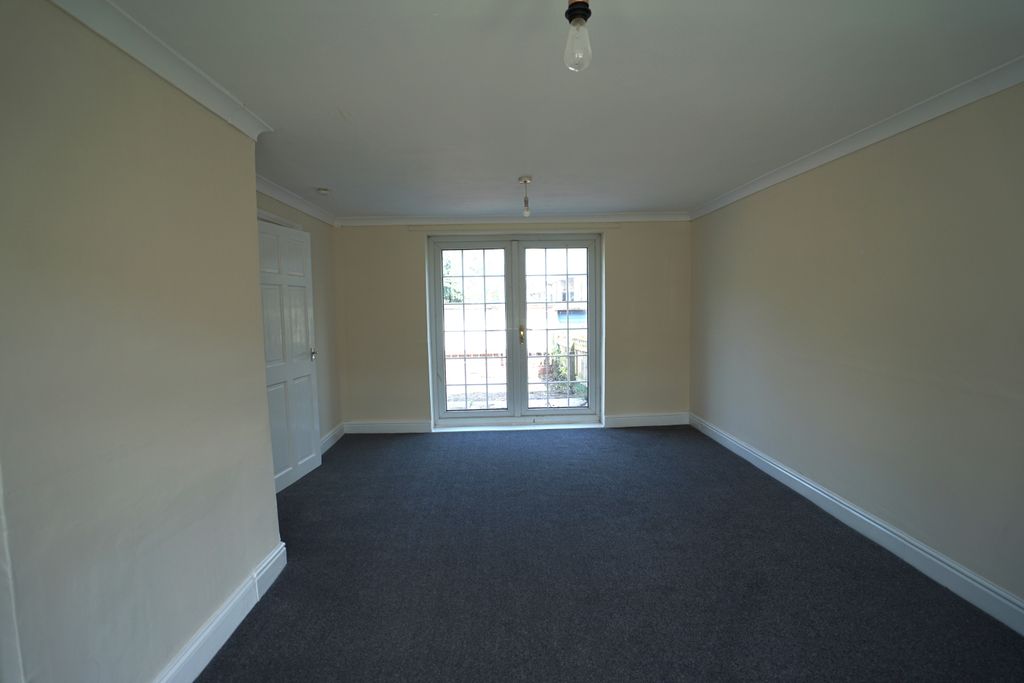 Property photo 3 of 10 Lounge 2