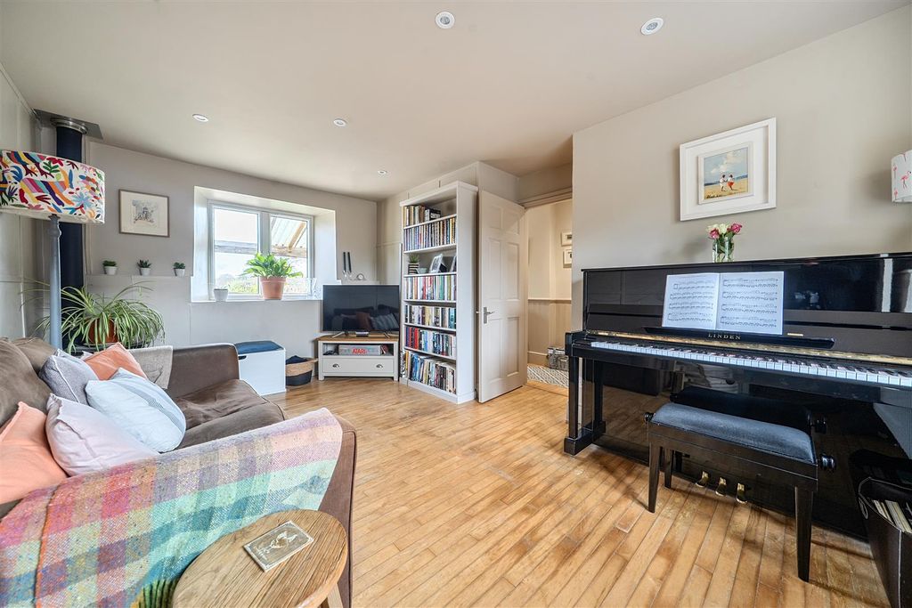 Property photo 2 of 28 Sitting Room