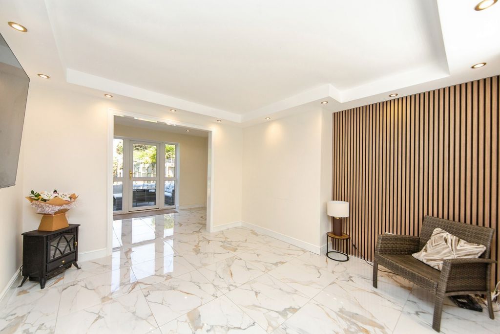 Property photo 3 of 13 Pbox-Img.Jpg