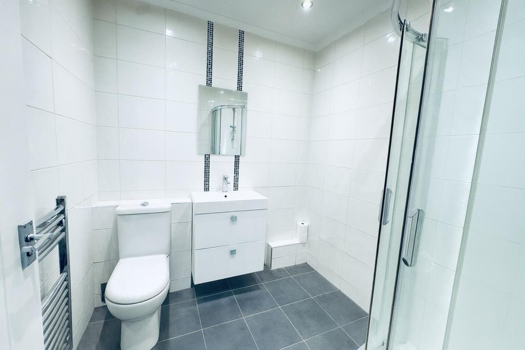 Property photo 3 of 10 Bathroom