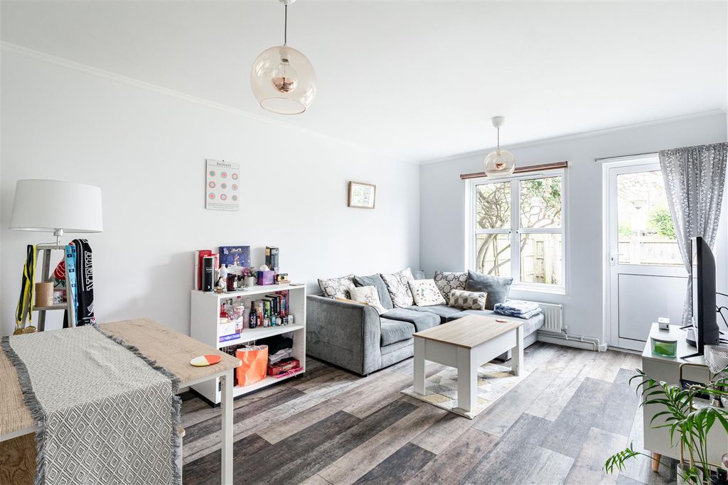 Property photo 2 of 8 Blyth Close-4.Jpg