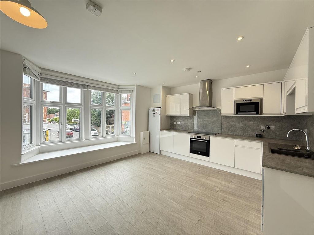 Property photo 2 of 10 Kitchen/Lounge