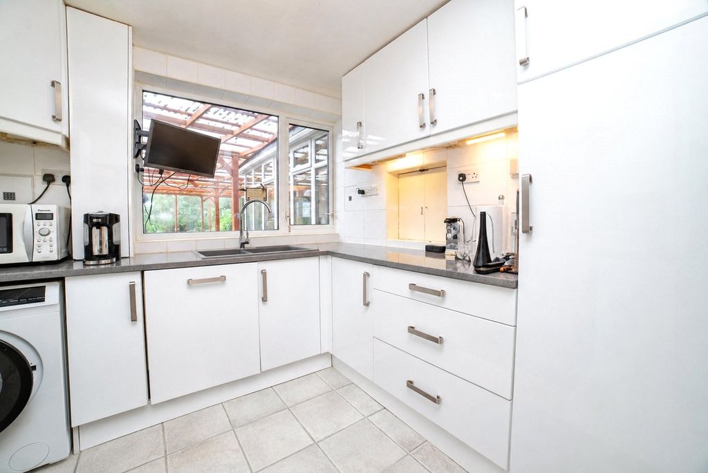 Property photo 3 of 26 Kitchen