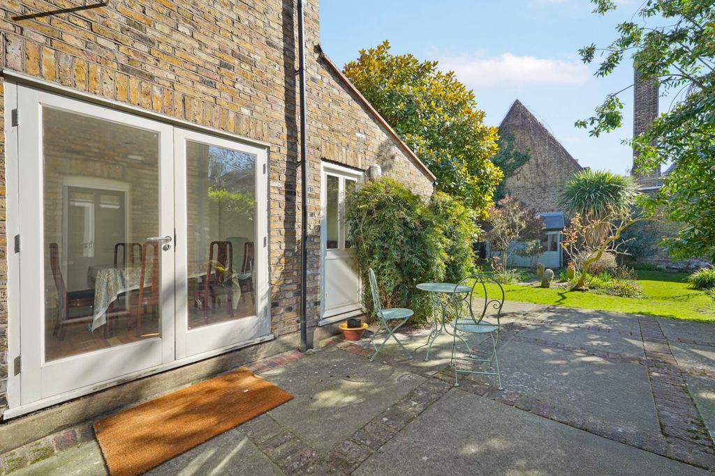 Property photo 2 of 27