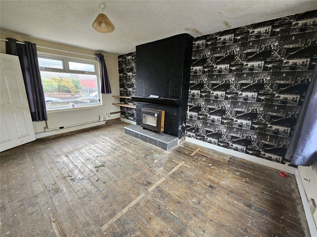 Property photo 3 of 13 Lounge