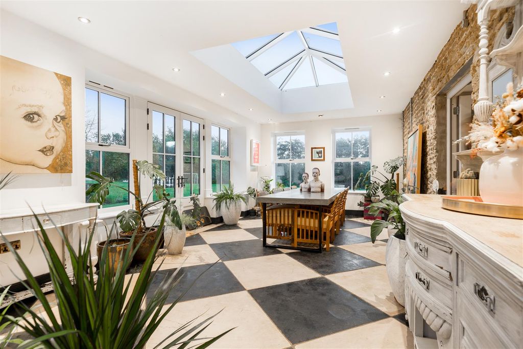 Property photo 3 of 26 Orangery