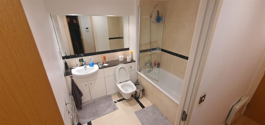 Property photo 3 of 7 Bathroom1