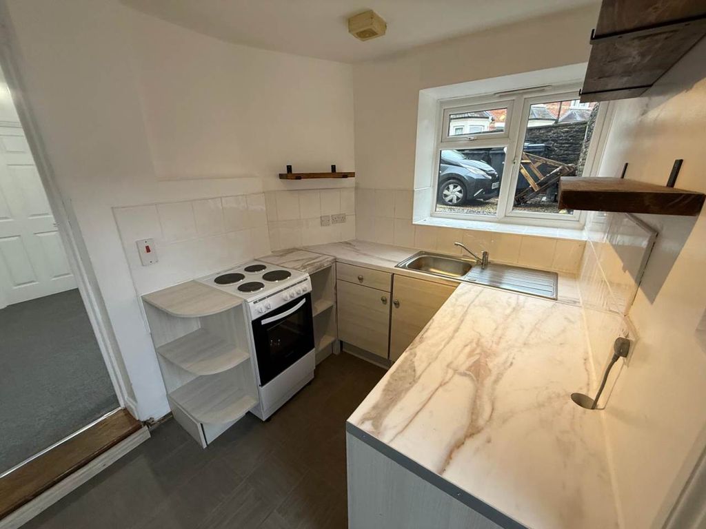 Property photo 3 of 11 Kitchen