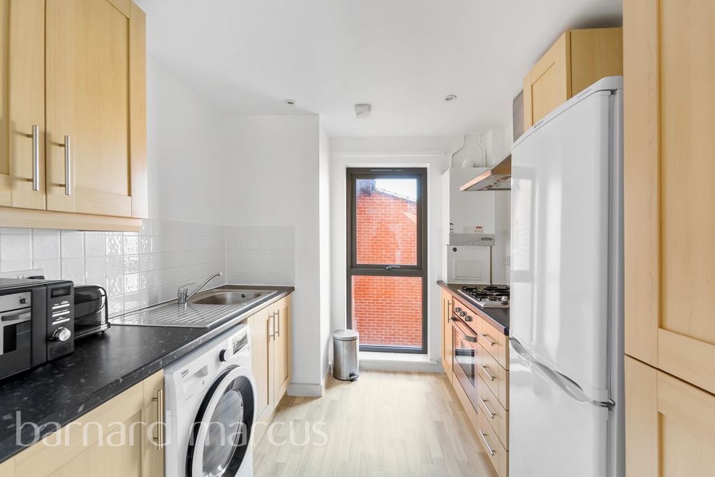 Property photo 3 of 8 Kitchen