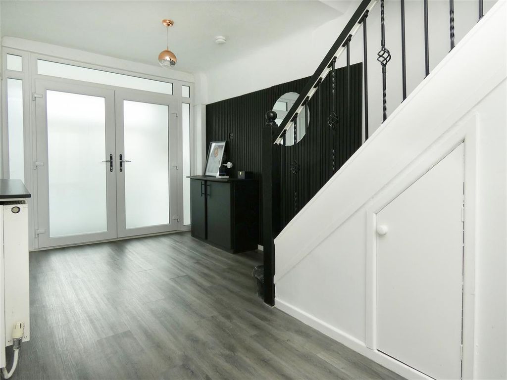 Property photo 3 of 25 Hall
