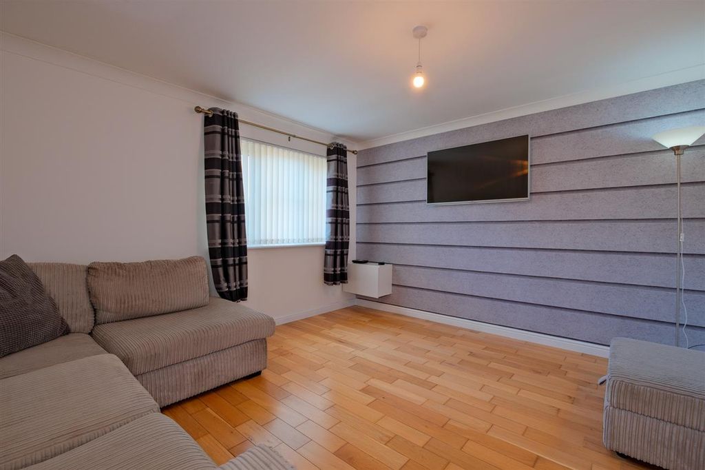 Property photo 2 of 14 Lounge