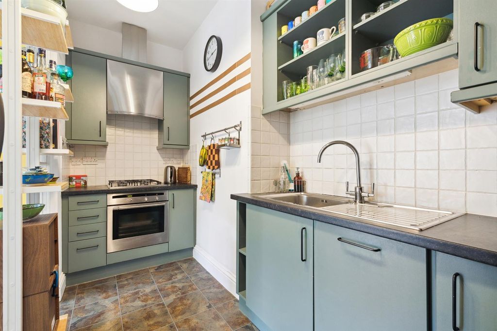 Property photo 3 of 12 0304202512_Wwtt_Flat 7, 2 Byton Road,_Sw17 9He_020