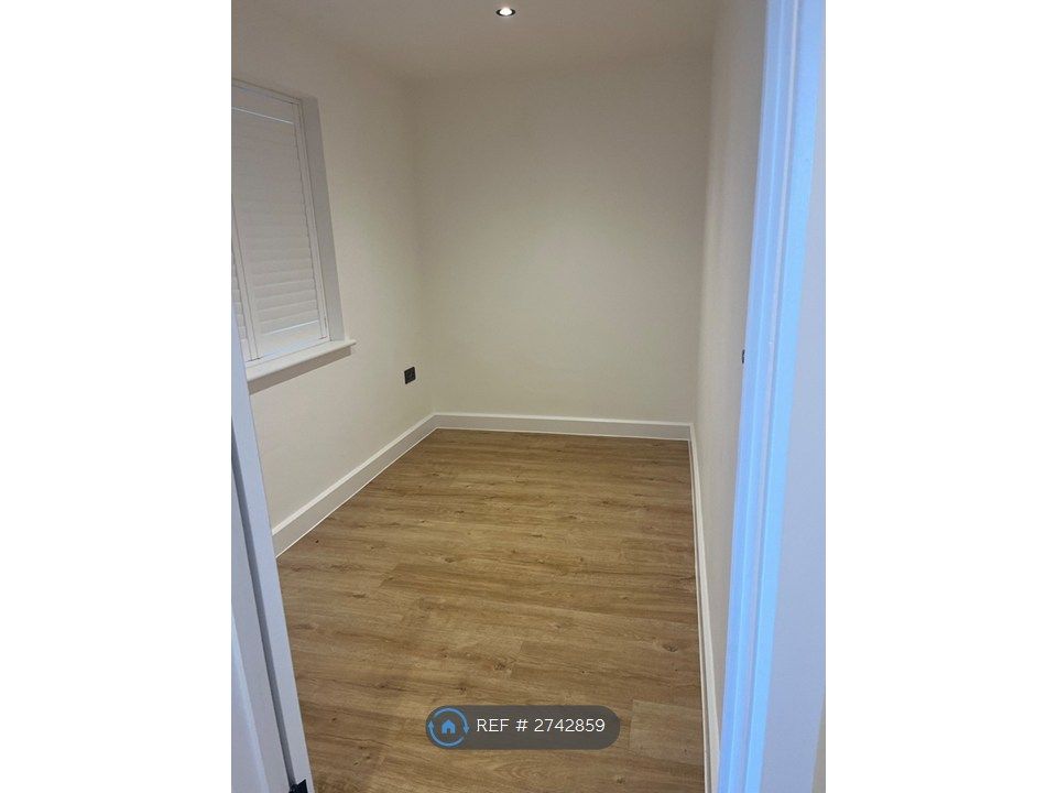 Property photo 3 of 8 Single Bedroom/Home Office