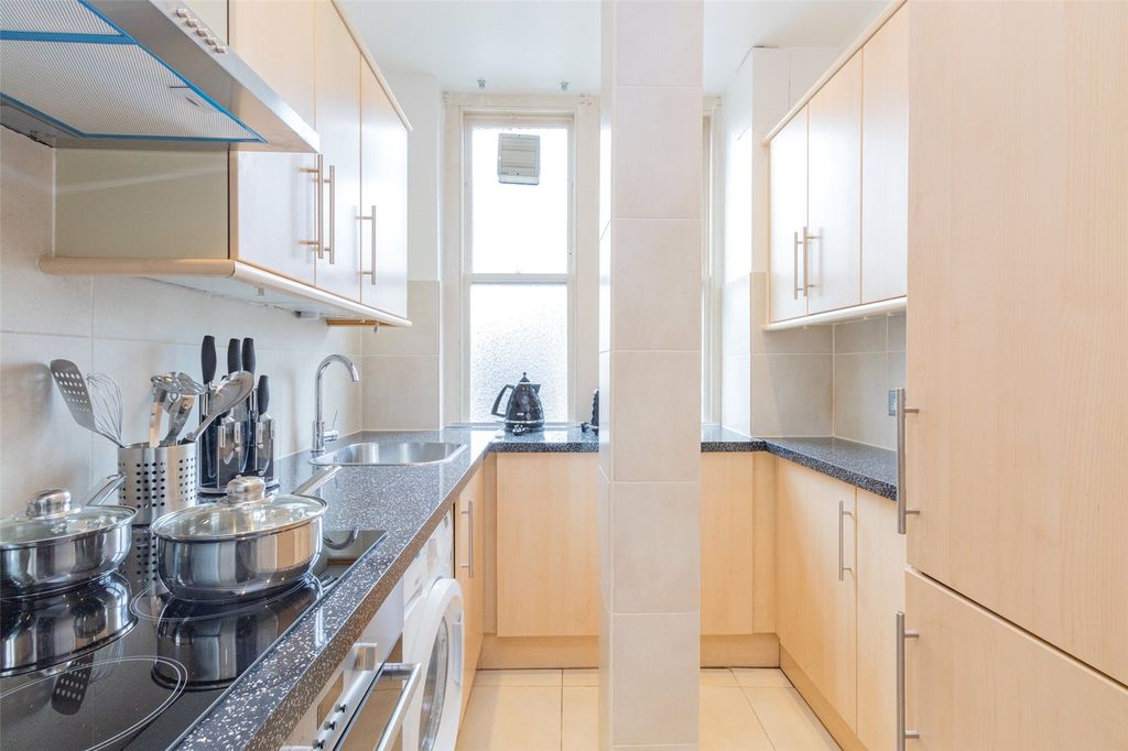 Property photo 3 of 10 Kitchen