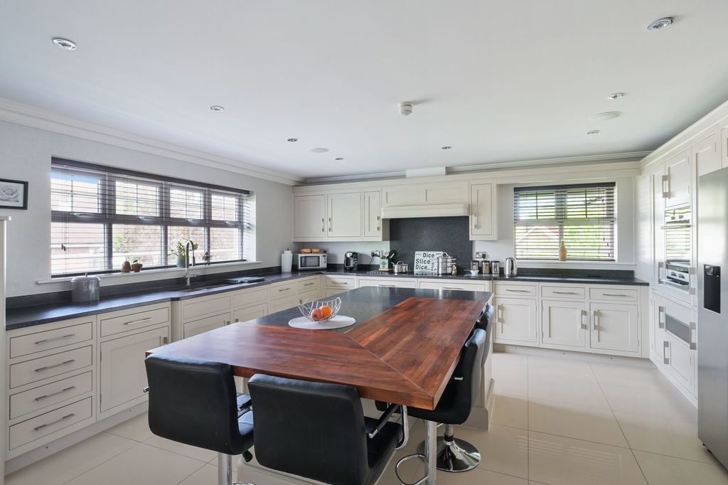 Additional image 7 of 3 bed flat for saleValley Court, Reigate RH2