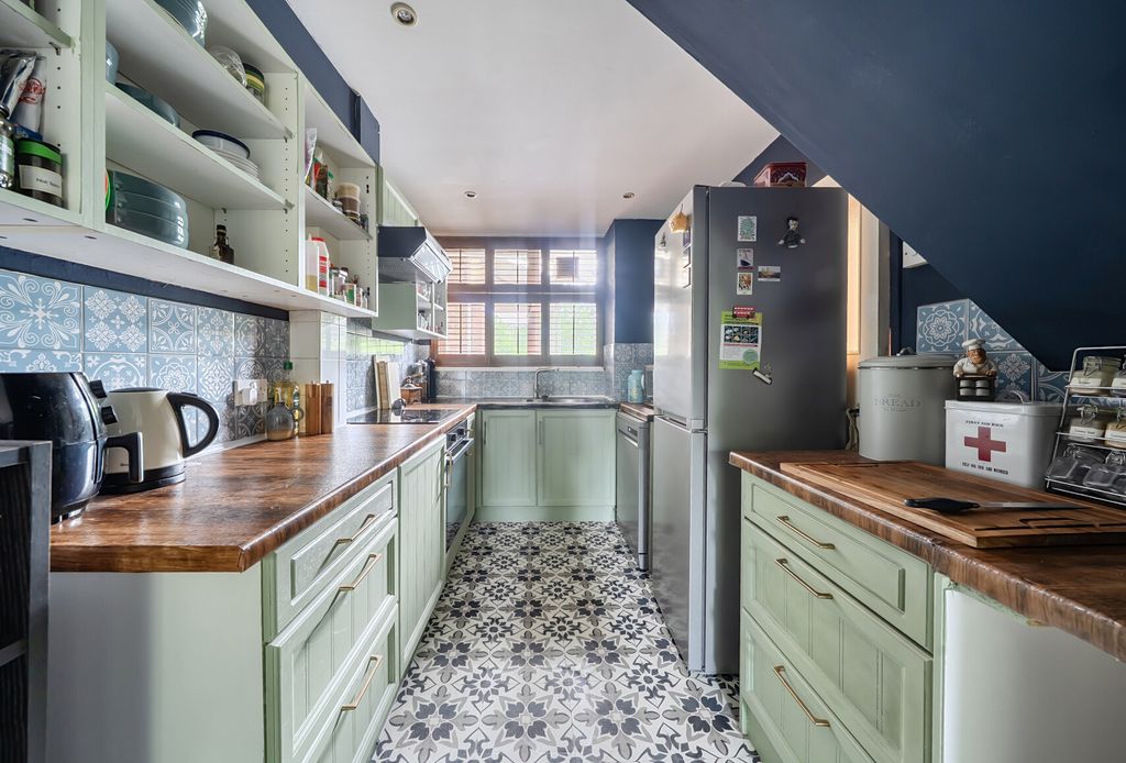 Property photo 2 of 20 1469781-15-6A1d53...