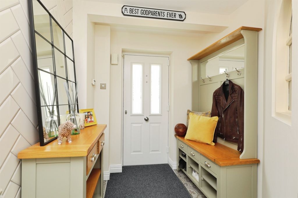 Property photo 2 of 20 Entrance Hall