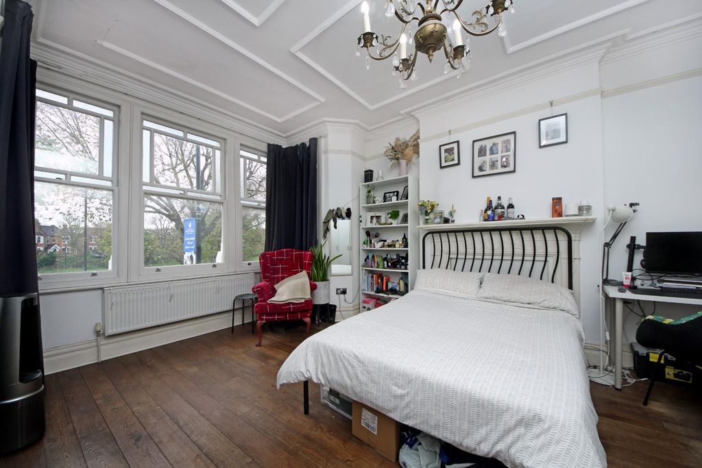 Property photo 2 of 10 Gv- 2 Wolverton Mansions  (2).Jpg