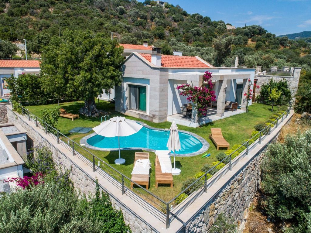 Property photo 2 of 20 A Flawless Single-Storey Yalikavak Property For Sale - Securely Walled And Gated