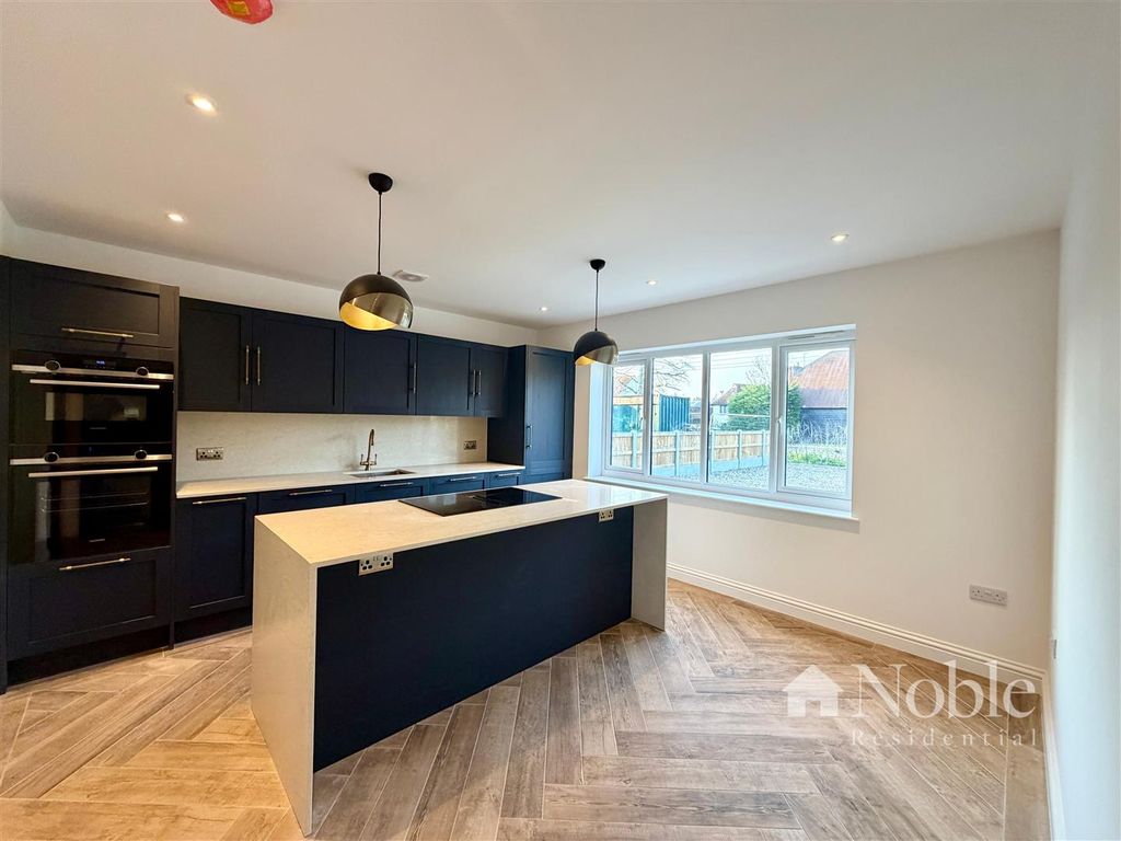 Property photo 2 of 17 Kitchen/Breakfast Room