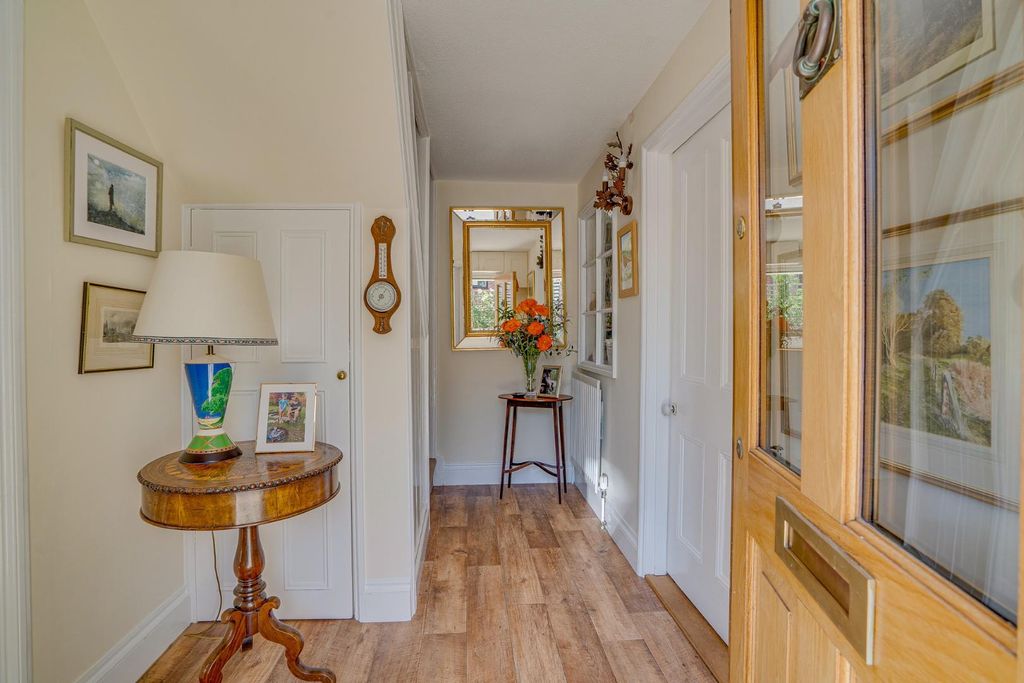 Property photo 3 of 26 Entrance Hall
