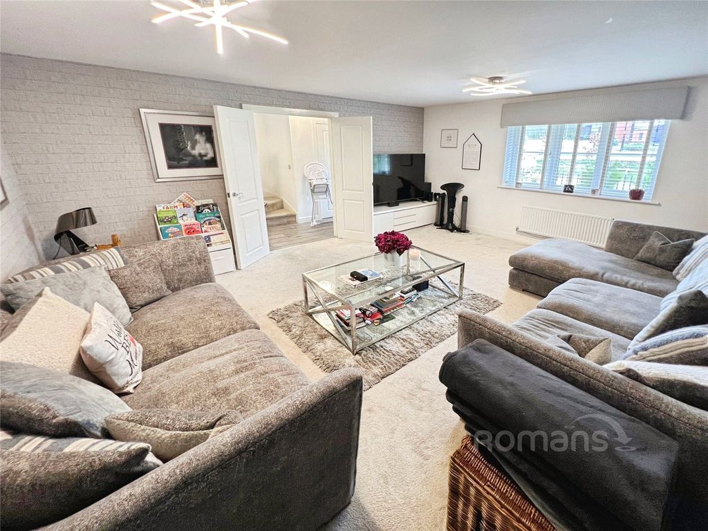 Property photo 2 of 33 Picture No. 15