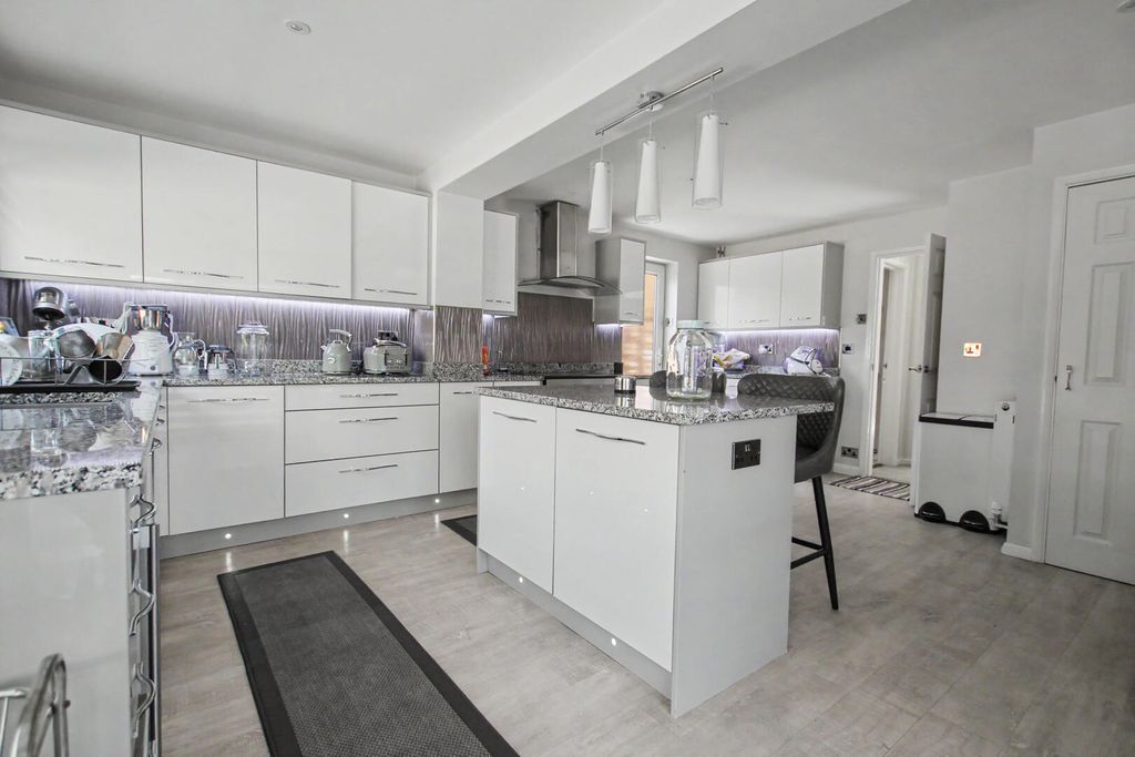 Property photo 3 of 12 Kitchen