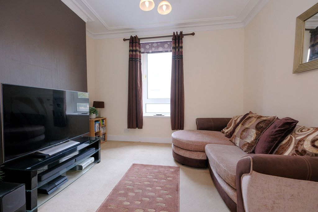 Property photo 3 of 12 Lounge