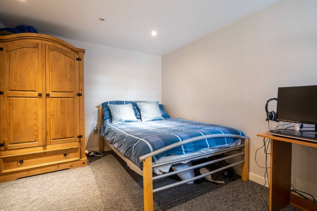 Property photo 3 of 6