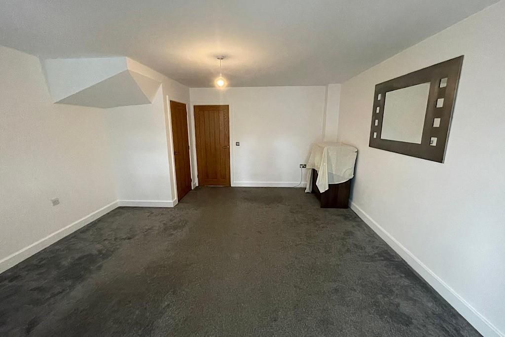 Property photo 3 of 9 L.Jpg