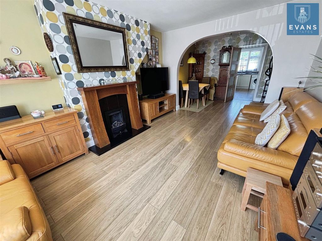 Property photo 3 of 19 Through Lounge