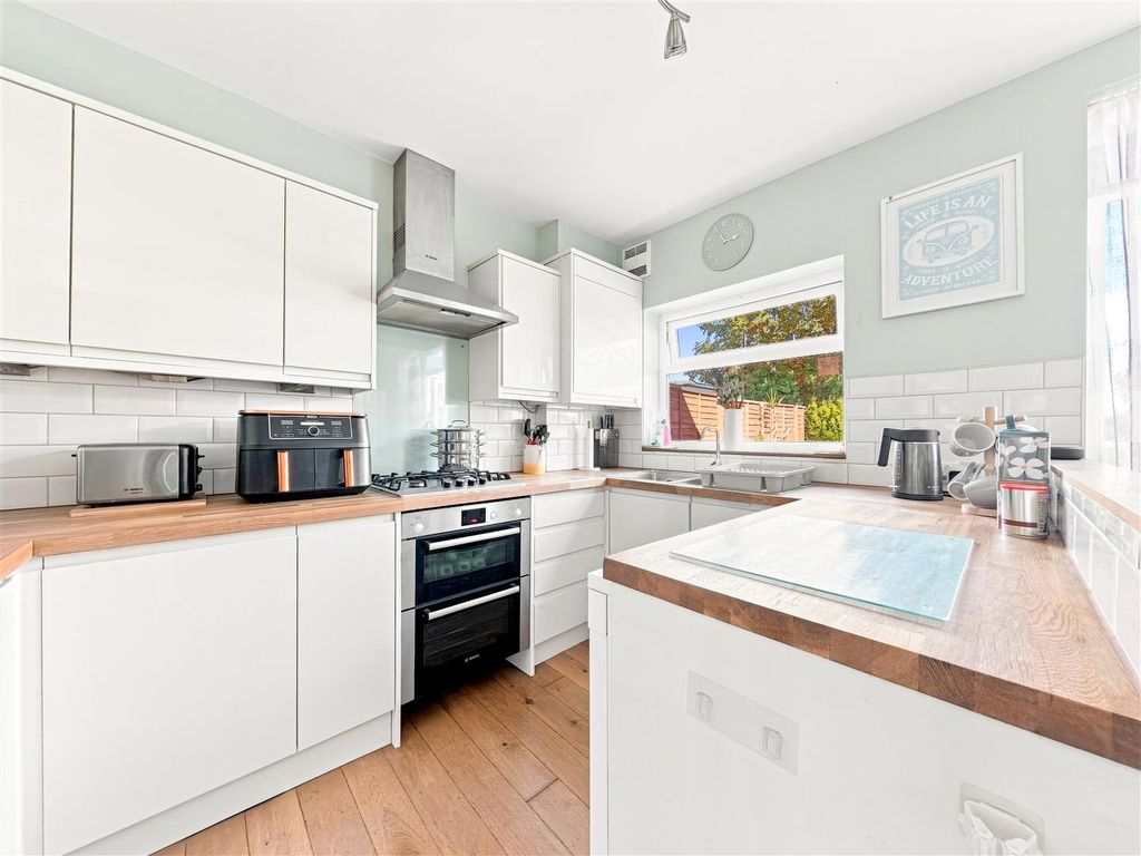 Property photo 2 of 24 10 Bournemouth (5)-2.Jpg