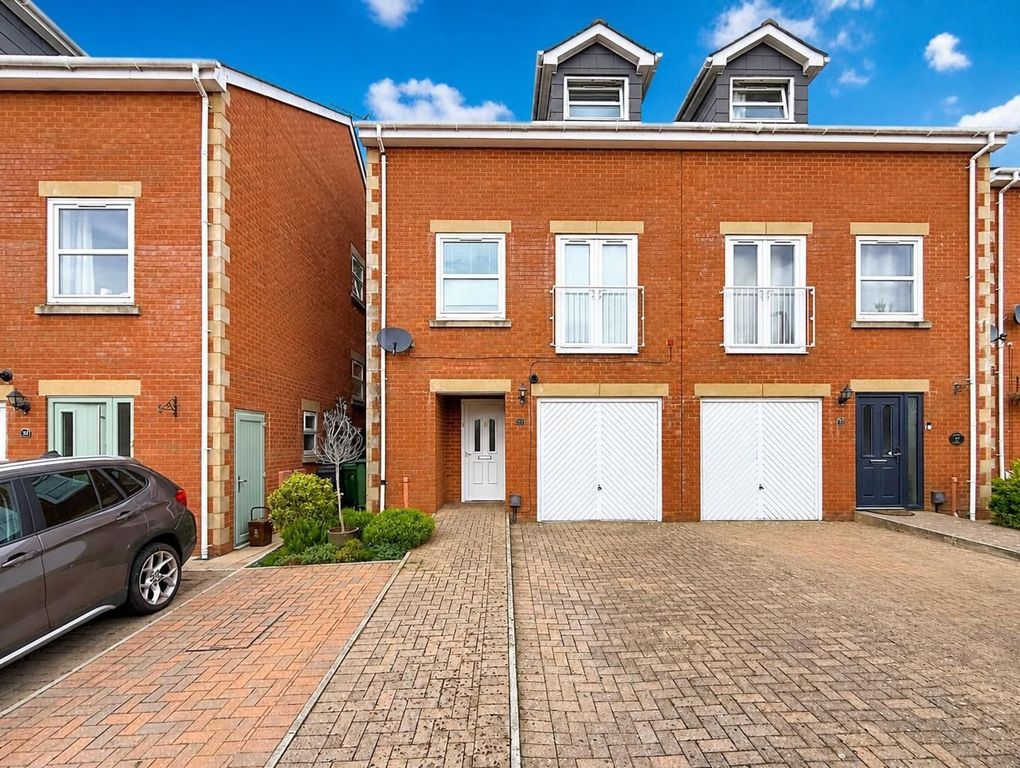 Property photo 1 of 32 Ragnall Close