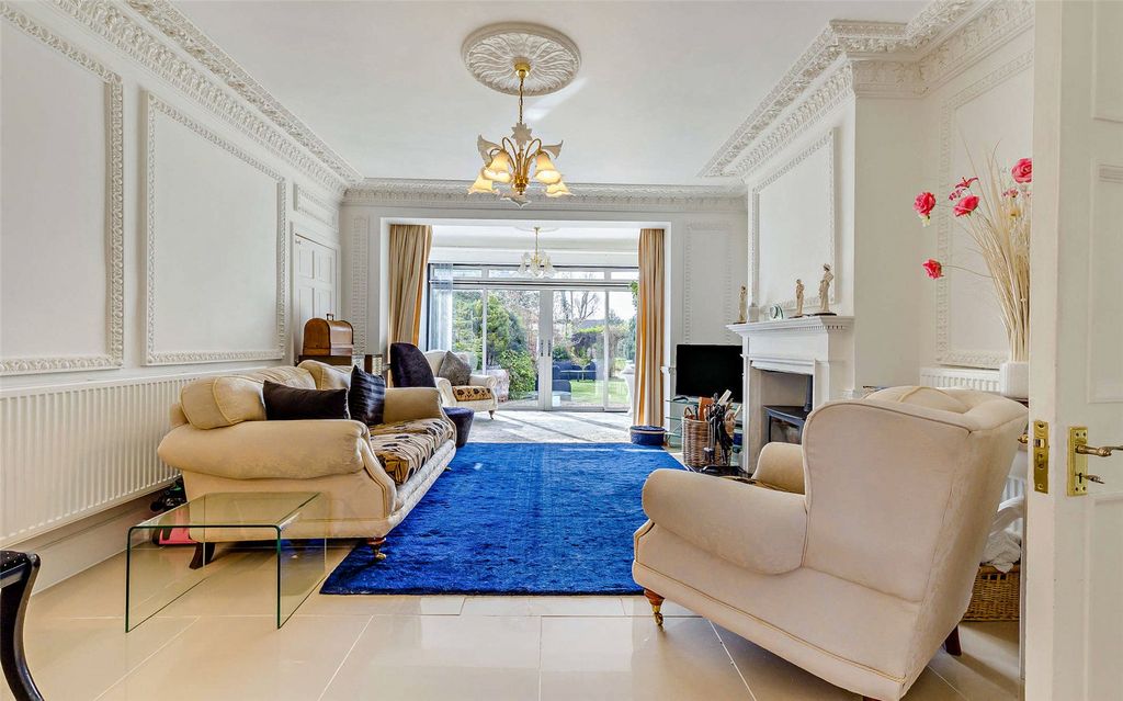 Property photo 2 of 23 Sitting Room
