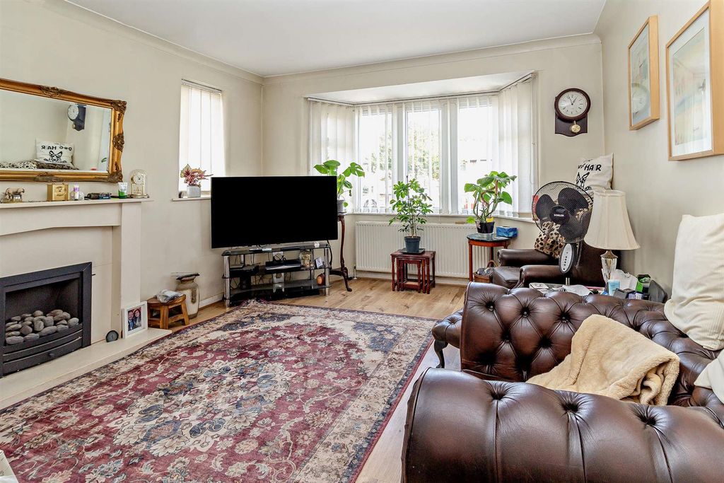 Property photo 2 of 9 8700082-Interior06-800.Jpg