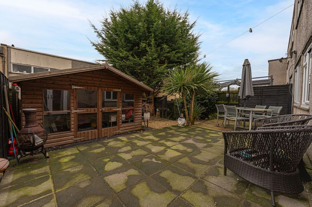 Property photo 2 of 27