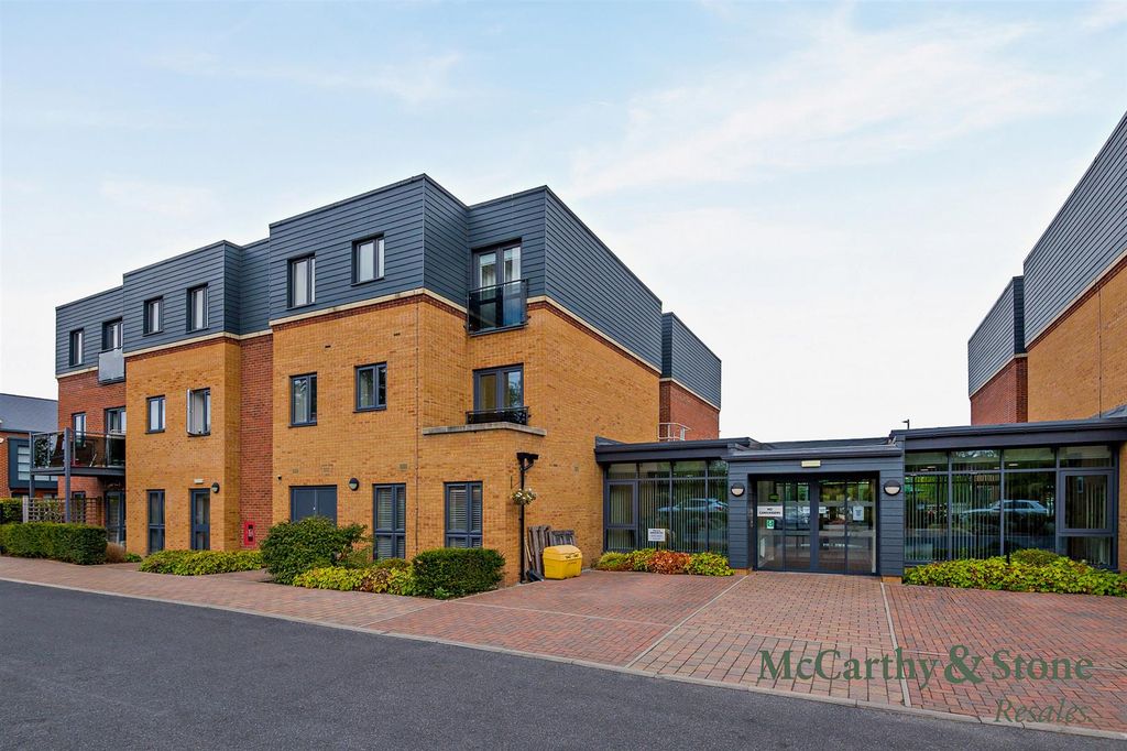 Property photo 1 of 17 8702975-Exterior01-800.Jpg