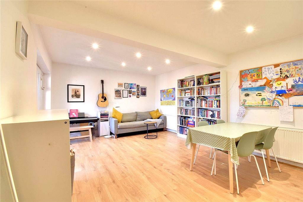 Property photo 2 of 12 Picture No. 17