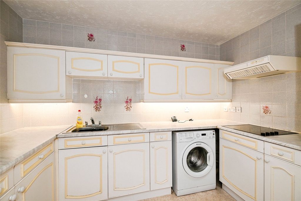 Property photo 3 of 11 Kitchen