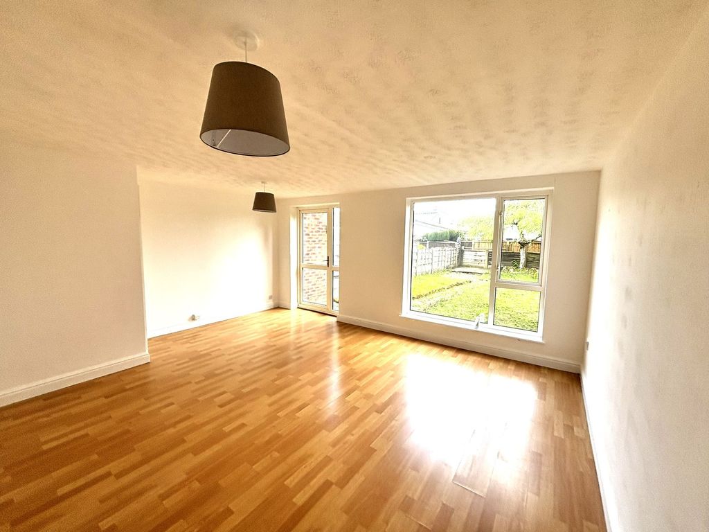 Property photo 2 of 14 Lounge