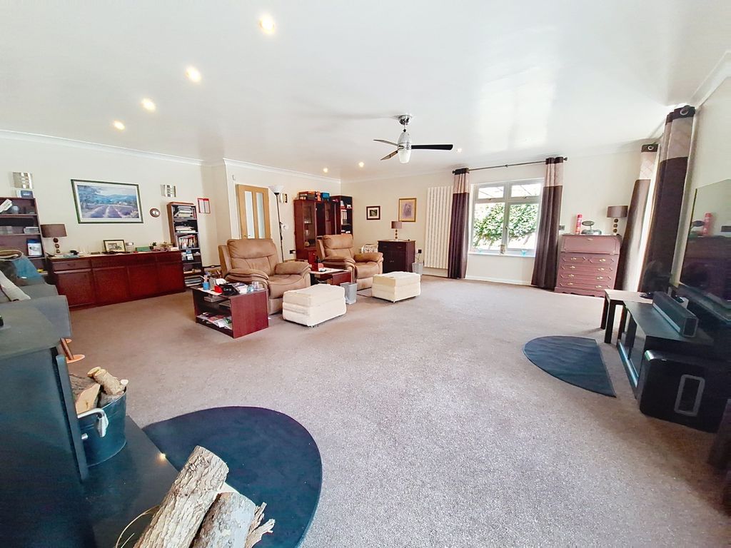 Property photo 3 of 15 Lounge/Diner