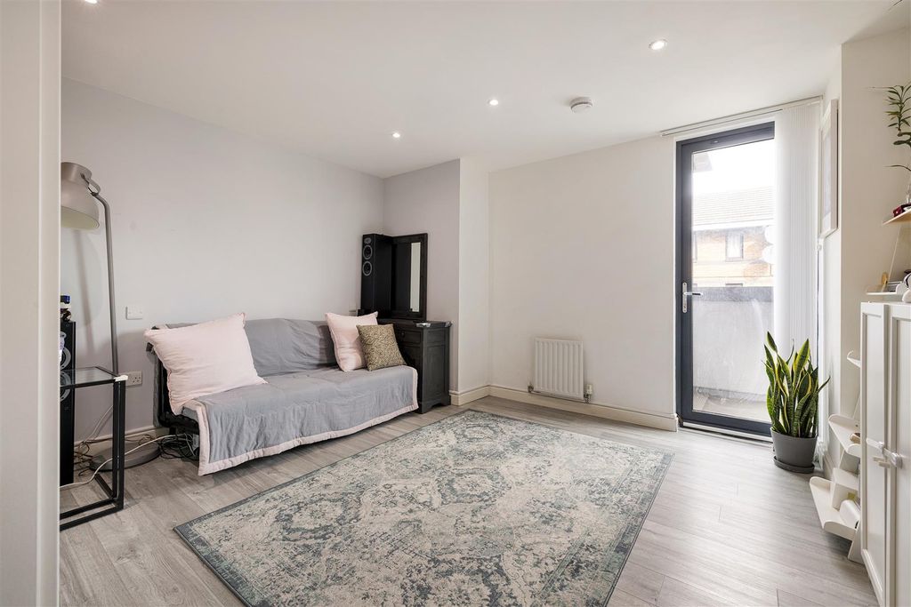Property photo 3 of 19 Forest Road, E8
